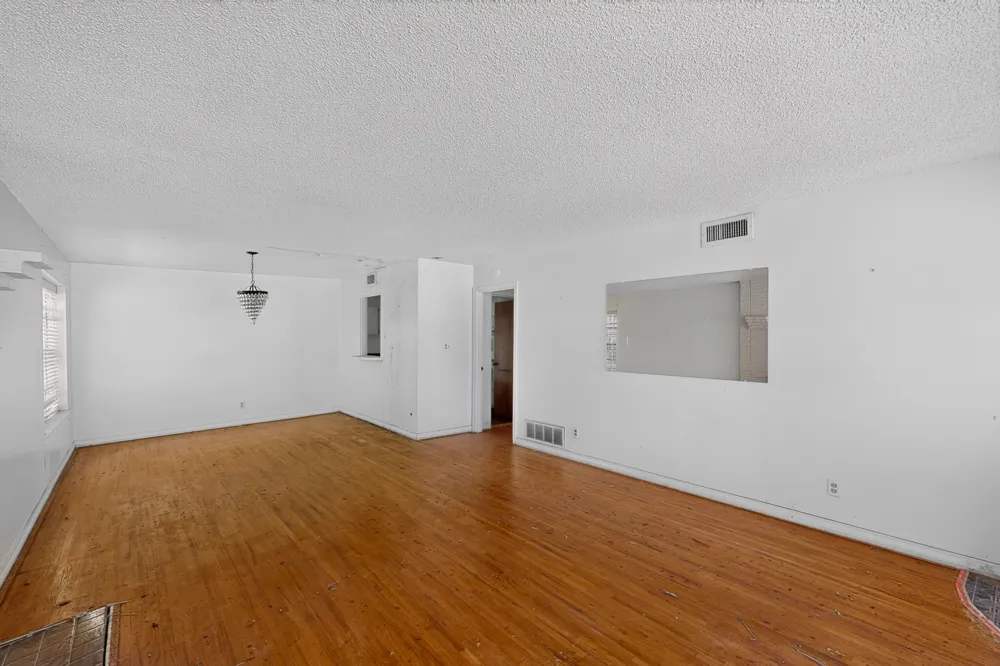 1957 E Illinois Avenue Dallas, TX 75216