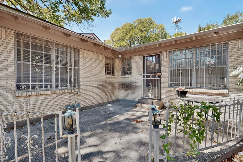 1957 E Illinois Avenue Dallas, TX 75216
