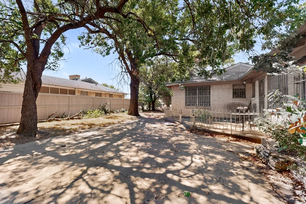 1957 E Illinois Avenue Dallas, TX 75216