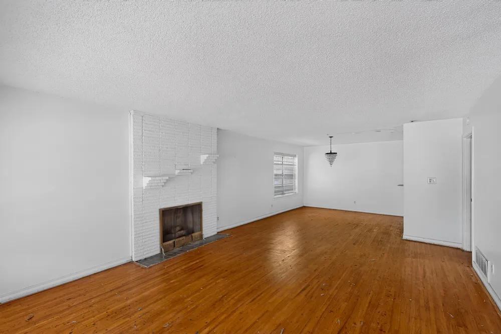 1957 E Illinois Avenue Dallas, TX 75216