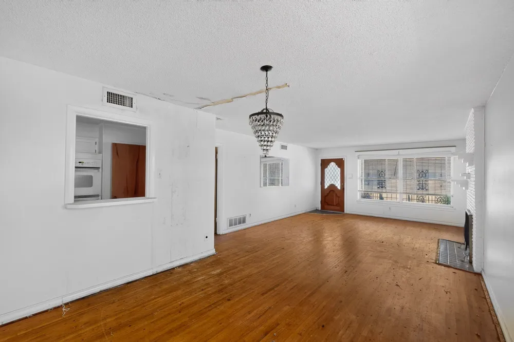1957 E Illinois Avenue Dallas, TX 75216