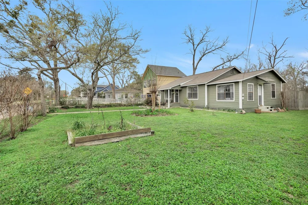702 W Caroline Street Montgomery, TX 77356
