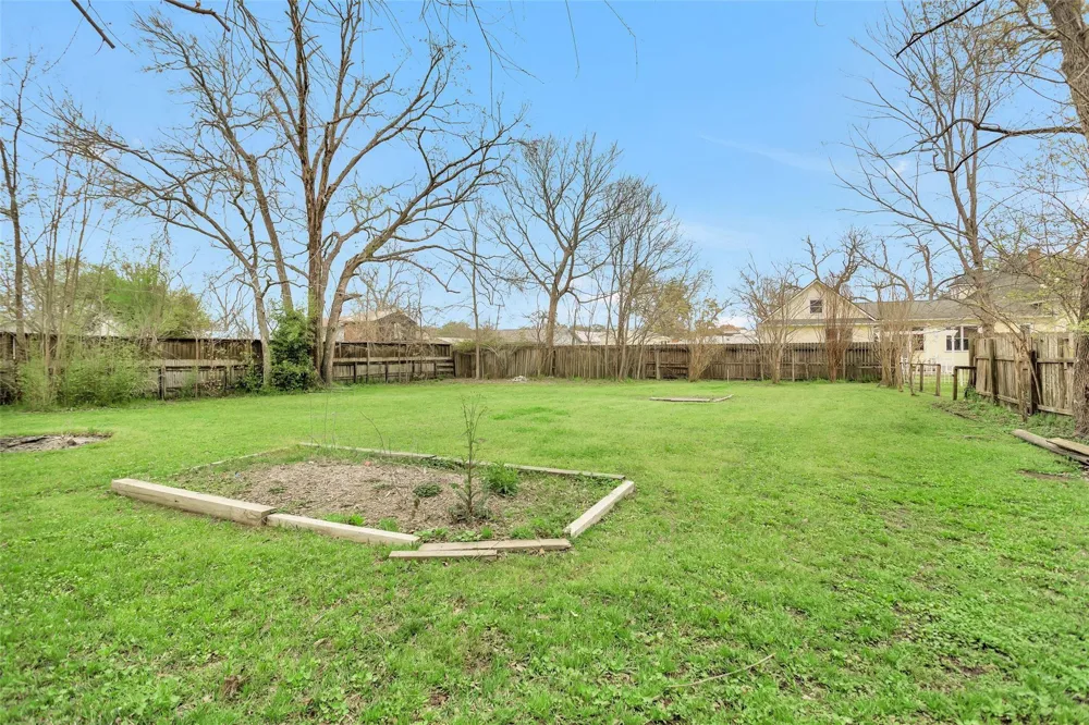 702 W Caroline Street Montgomery, TX 77356