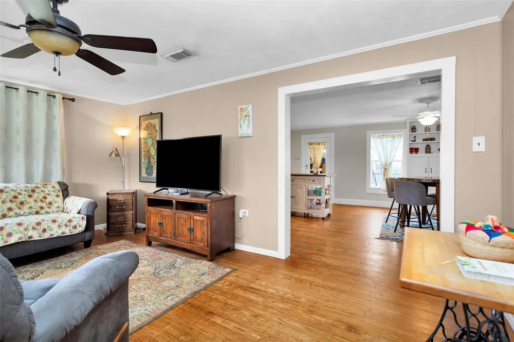 702 W Caroline Street Montgomery, TX 77356