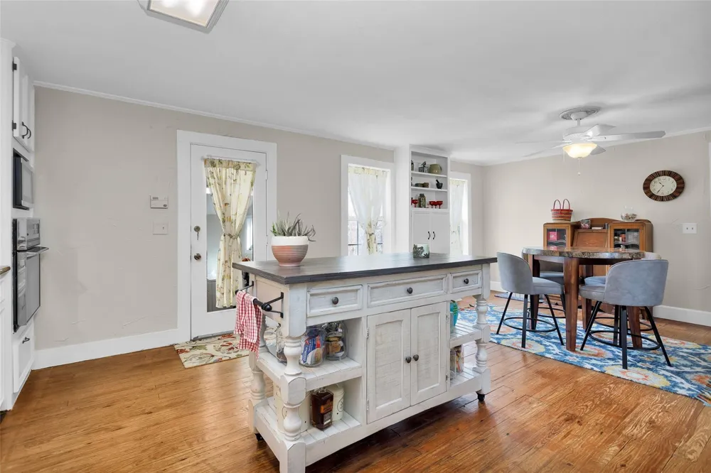702 W Caroline Street Montgomery, TX 77356