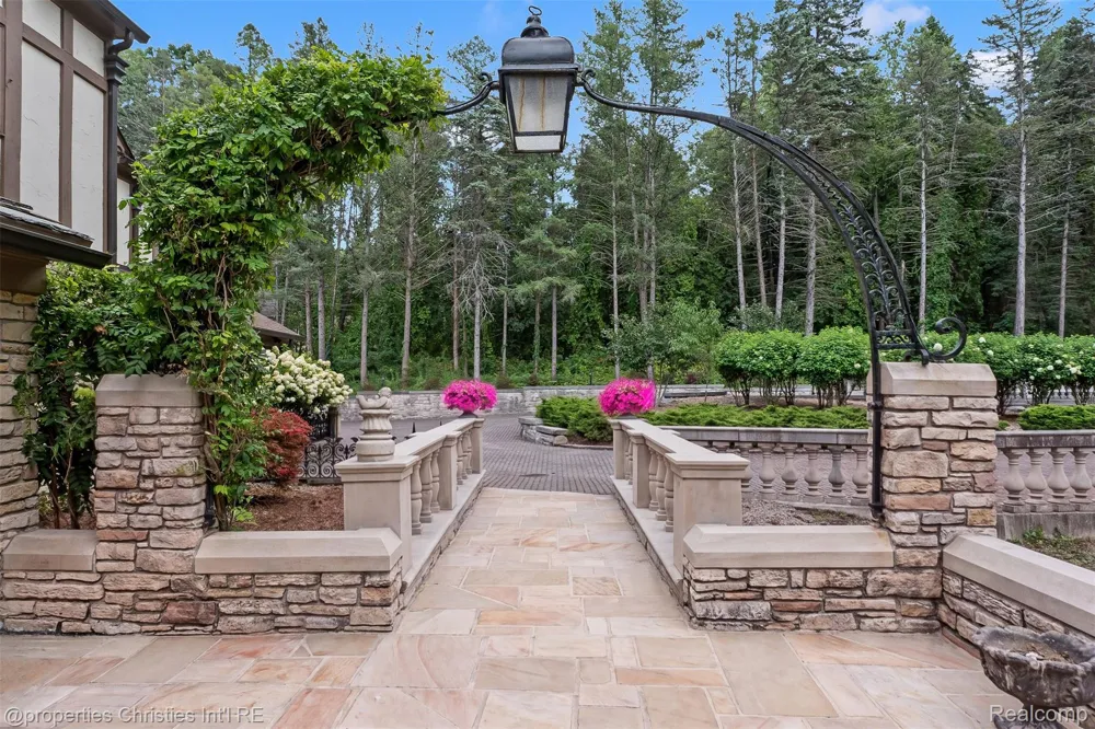 1540 Mill Race Rochester Hills City, MI 48306