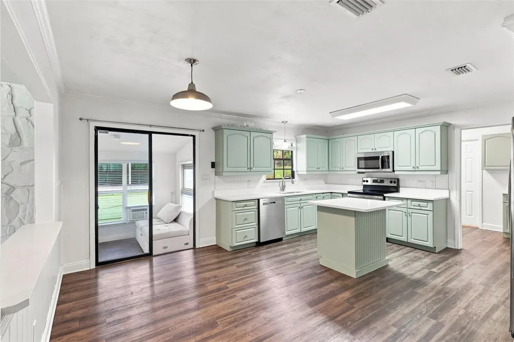 1095 S RIDGEWOOD AVENUE Deland, FL 32720