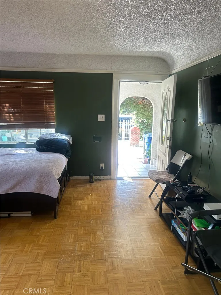 6534 4th Los Angeles, CA 90043