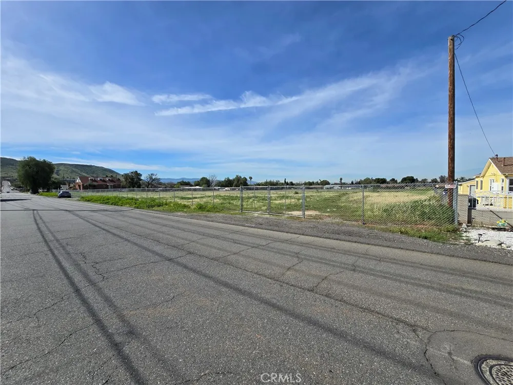 4511 Tyrolite Riverside, CA 92509