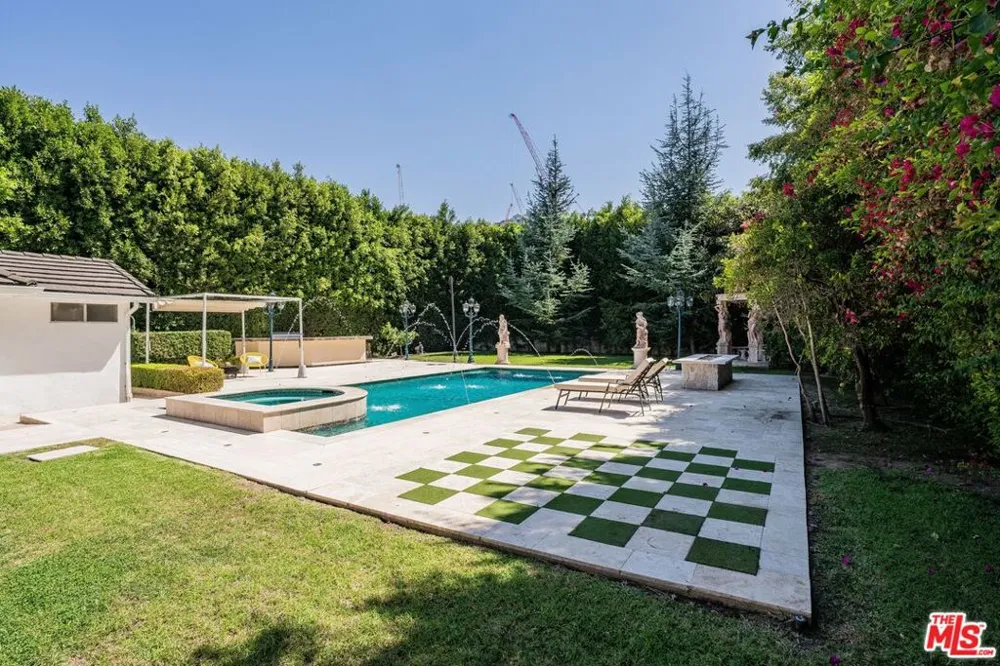 701 Trenton Drive Beverly Hills, CA 90210