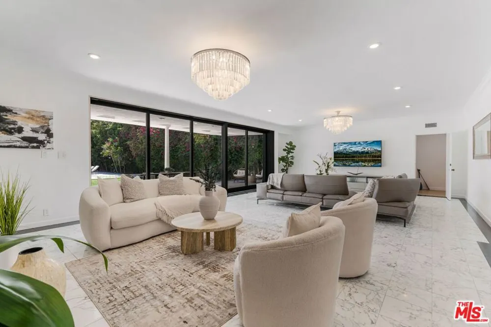 701 Trenton Drive Beverly Hills, CA 90210