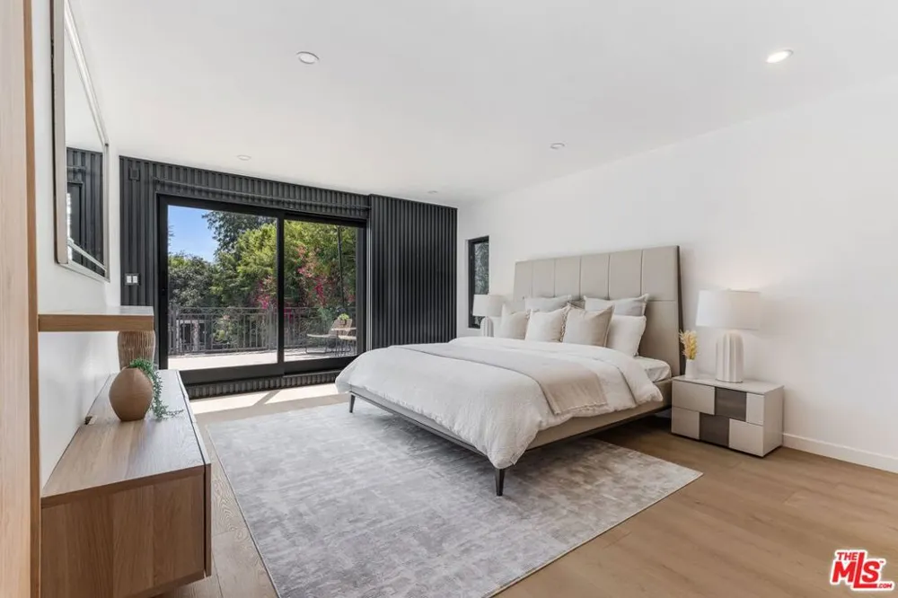 701 Trenton Drive Beverly Hills, CA 90210