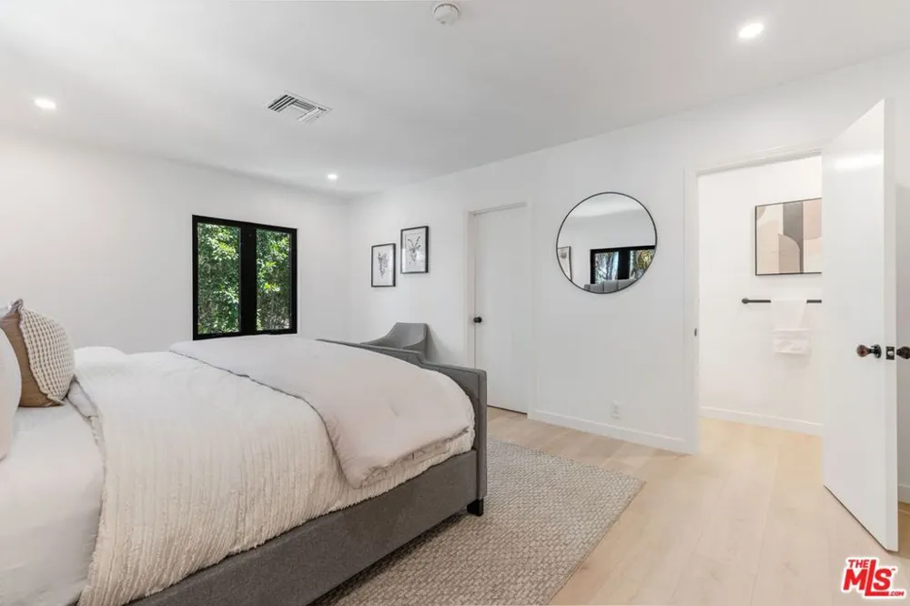 701 Trenton Drive Beverly Hills, CA 90210