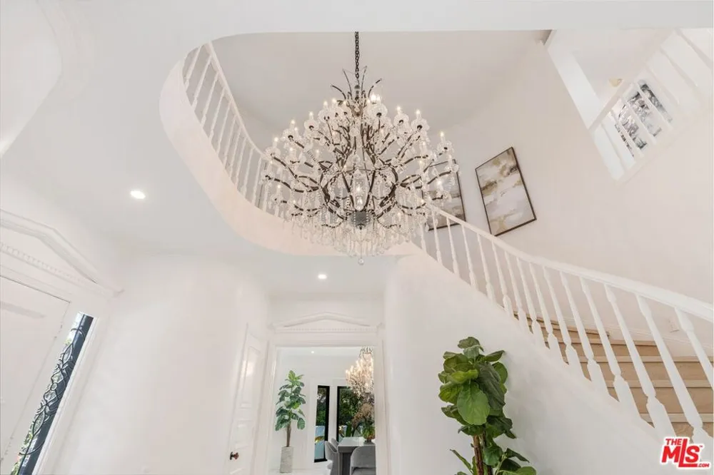 701 Trenton Drive Beverly Hills, CA 90210