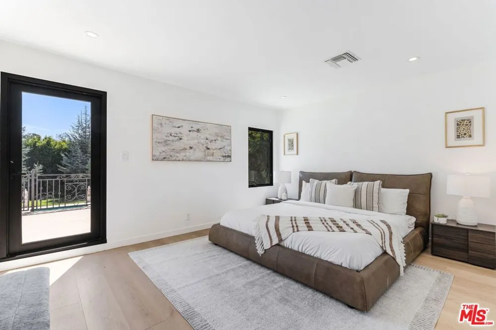 701 Trenton Drive Beverly Hills, CA 90210