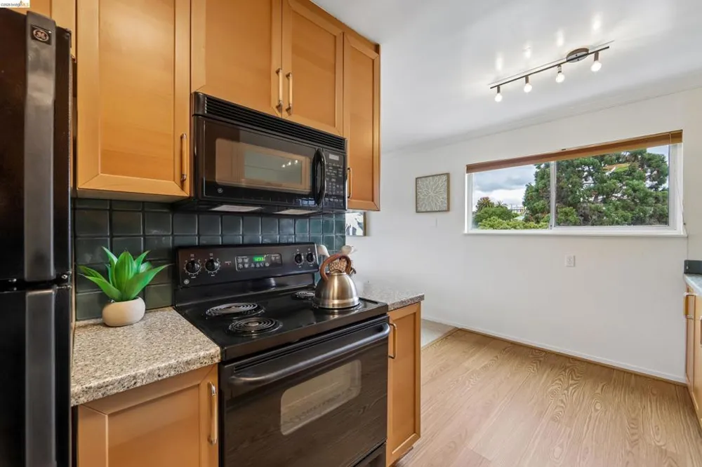 321 Warwick Ave #303 Oakland, CA 94610