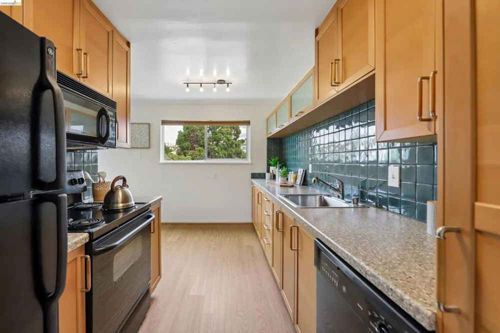 321 Warwick Ave #303 Oakland, CA 94610