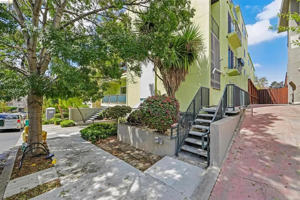 321 Warwick Ave #303 Oakland, CA 94610