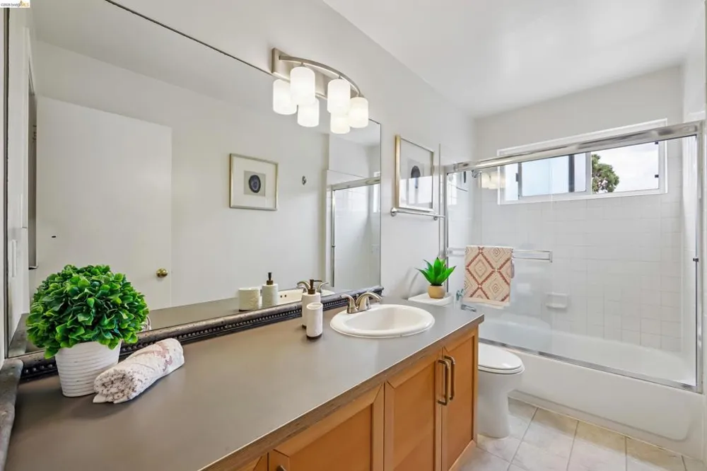 321 Warwick Ave #303 Oakland, CA 94610