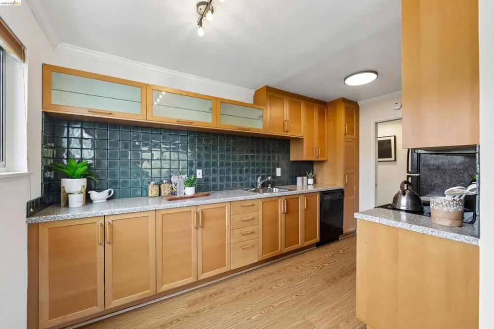 321 Warwick Ave #303 Oakland, CA 94610