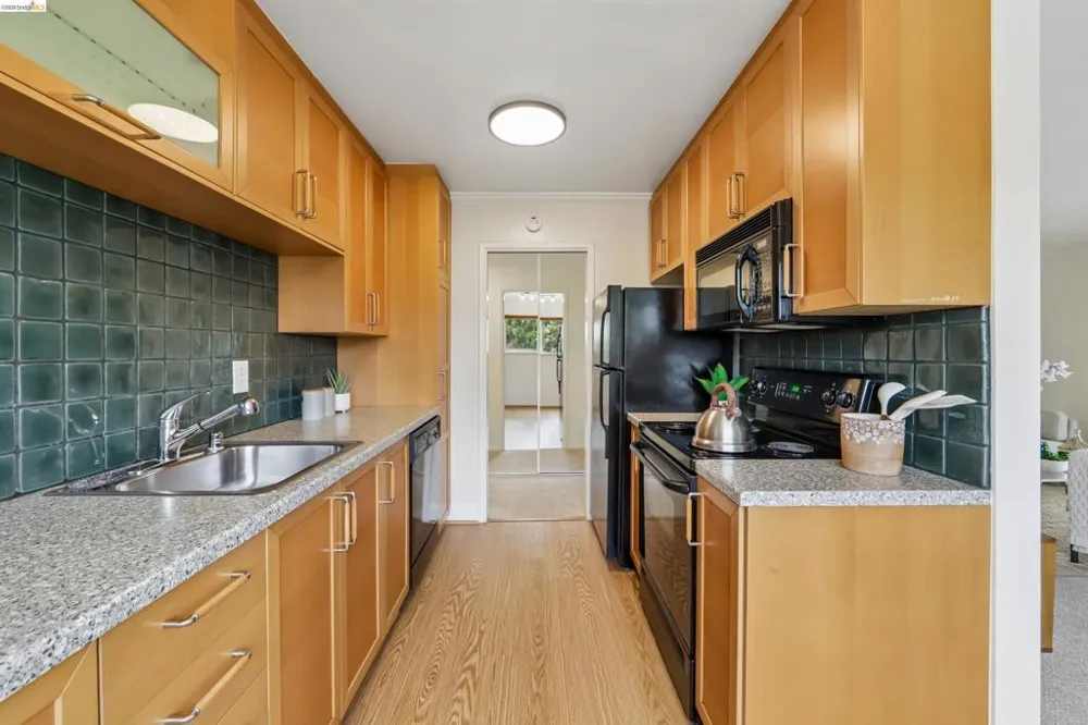 321 Warwick Ave #303 Oakland, CA 94610