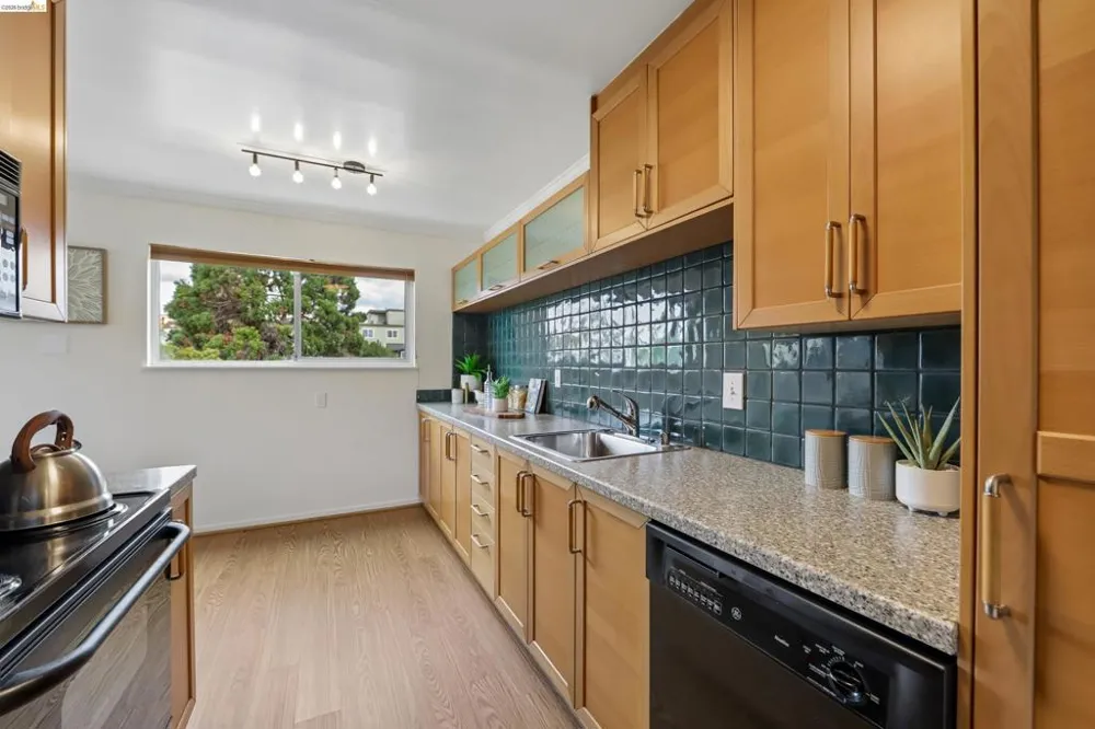 321 Warwick Ave #303 Oakland, CA 94610