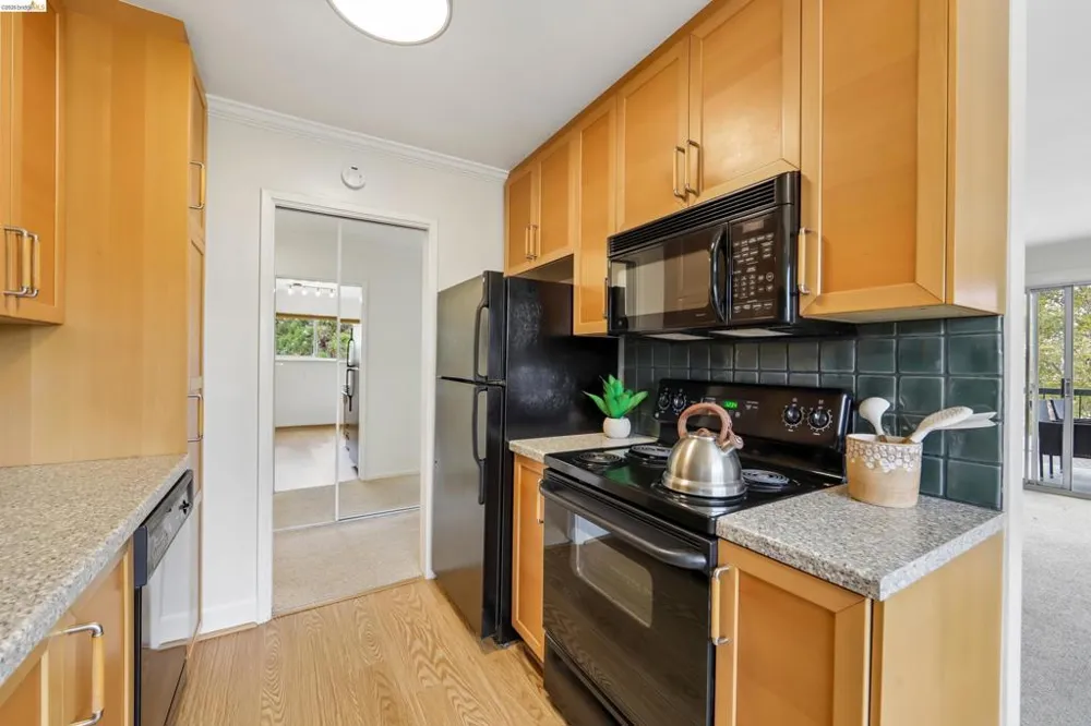 321 Warwick Ave #303 Oakland, CA 94610