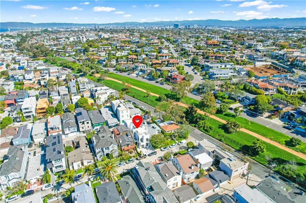 541 4th Manhattan Beach, CA 90266
