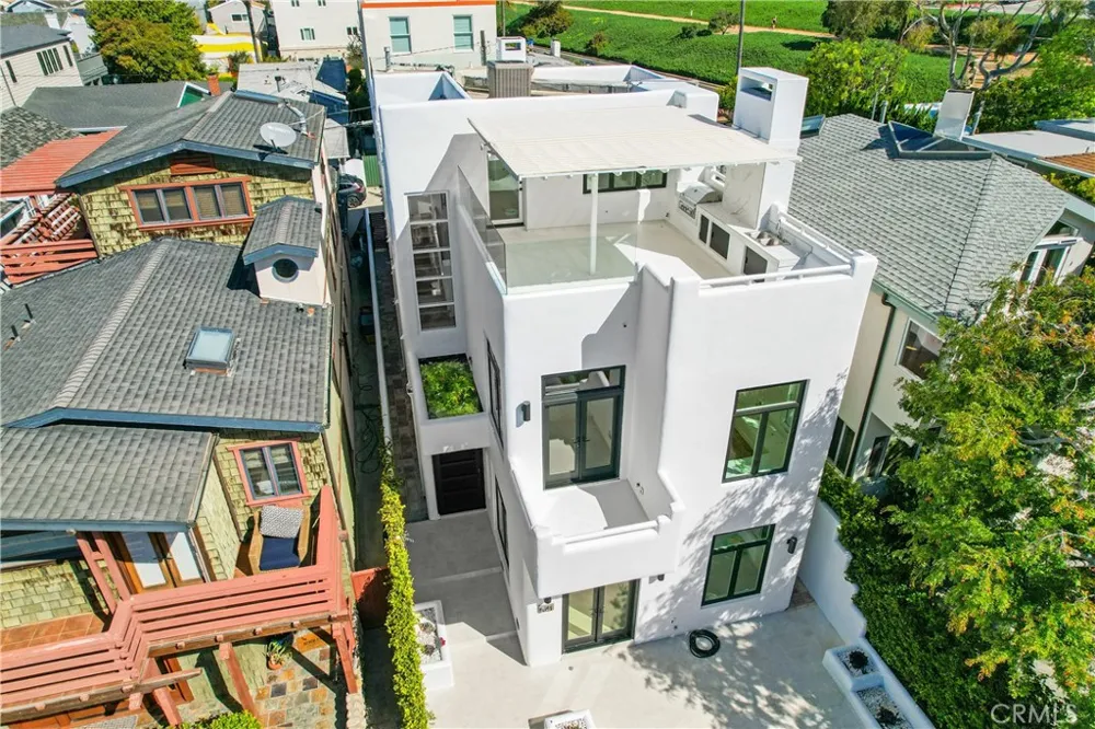 541 4th Manhattan Beach, CA 90266
