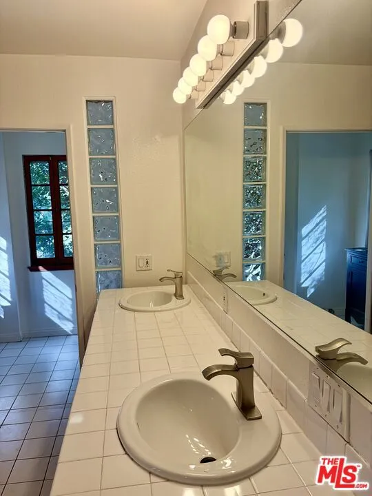 639 Navy Street #B Santa Monica, CA 90405