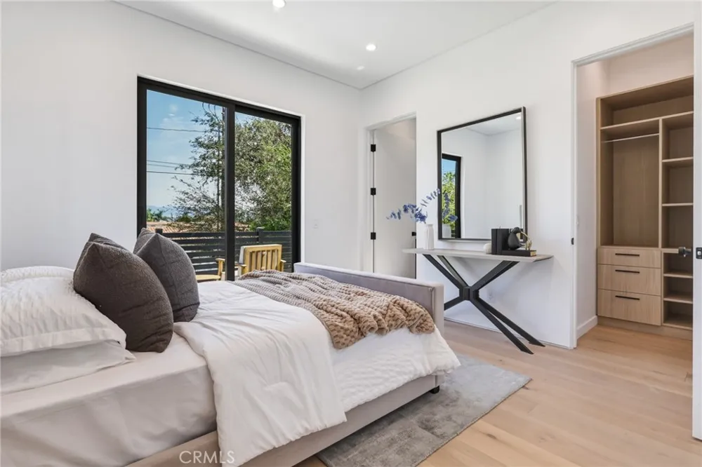 22816 Erwin Los Angeles, CA 91367