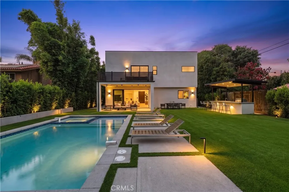 22816 Erwin Los Angeles, CA 91367