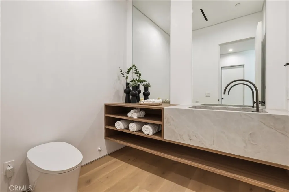 22816 Erwin Los Angeles, CA 91367