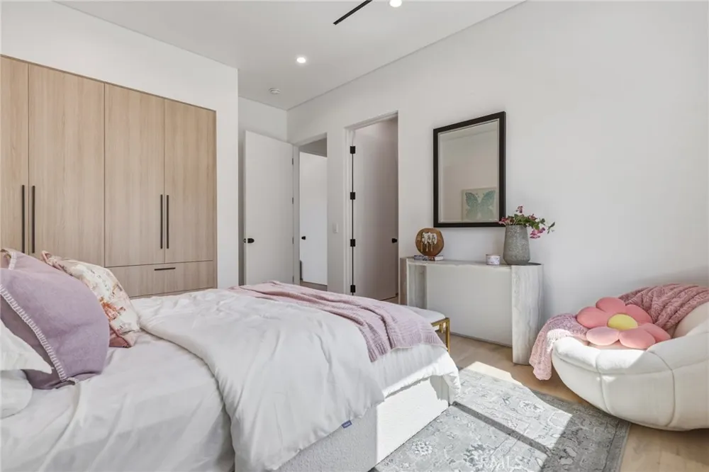 22816 Erwin Los Angeles, CA 91367