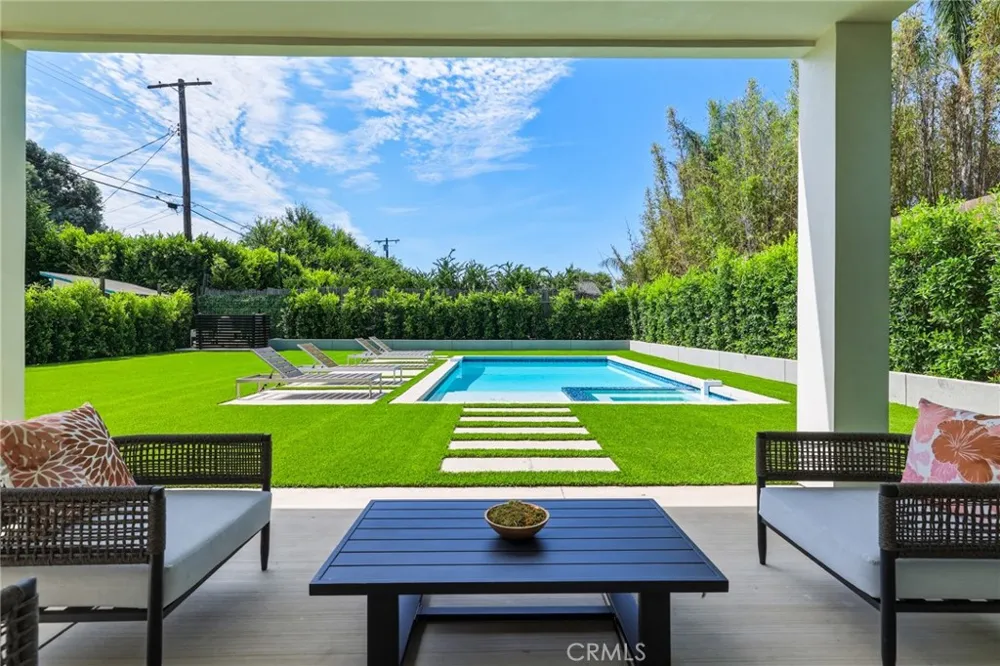 22816 Erwin Los Angeles, CA 91367