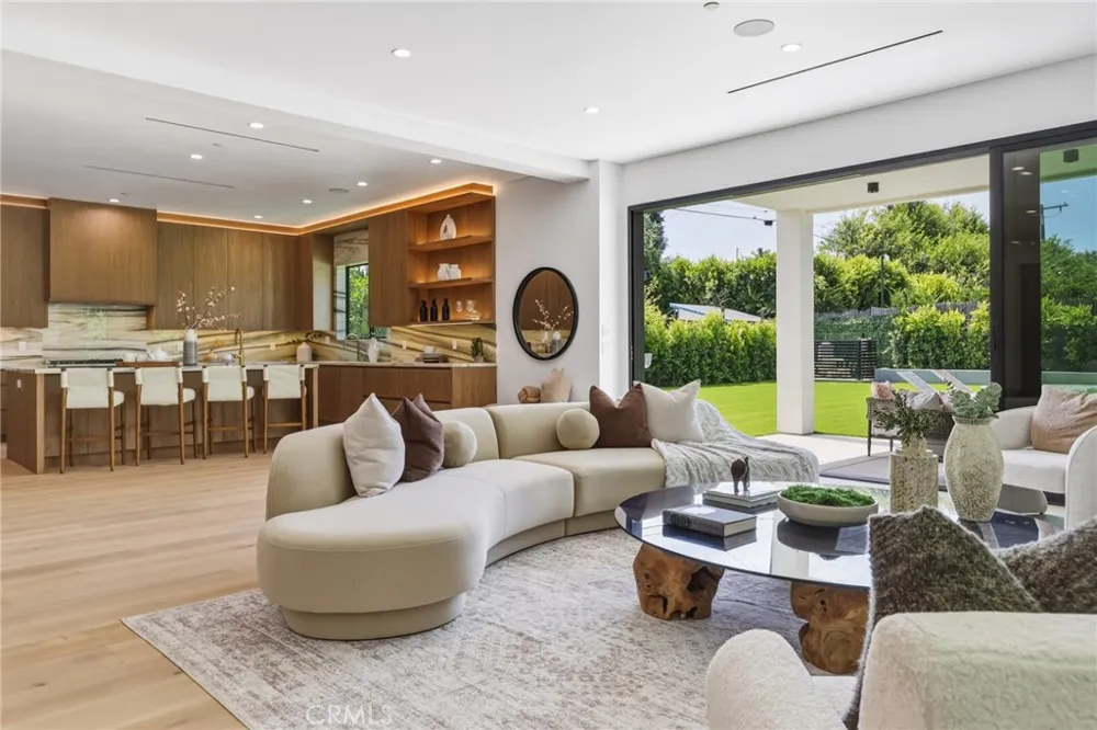 22816 Erwin Los Angeles, CA 91367