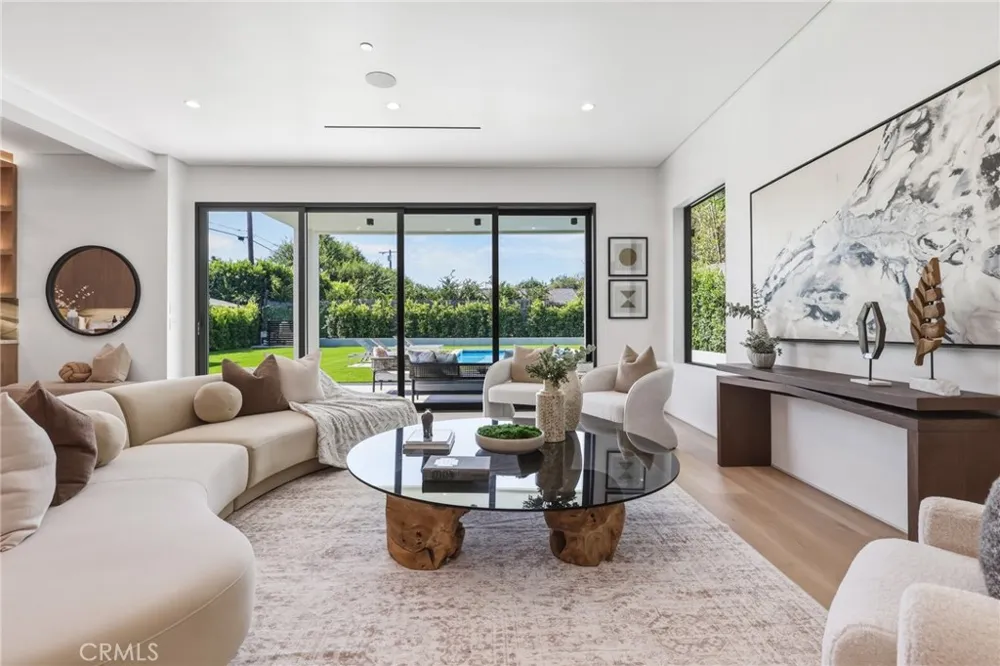22816 Erwin Los Angeles, CA 91367