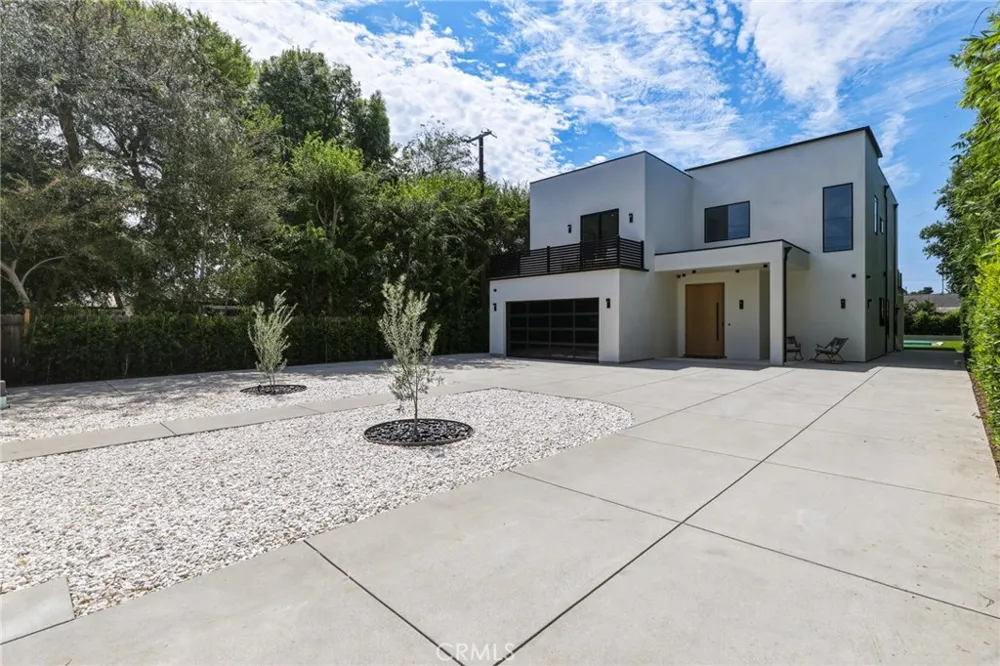 22816 Erwin Los Angeles, CA 91367