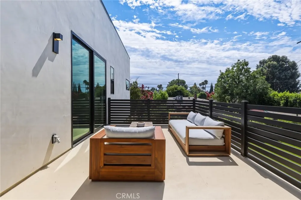 22816 Erwin Los Angeles, CA 91367