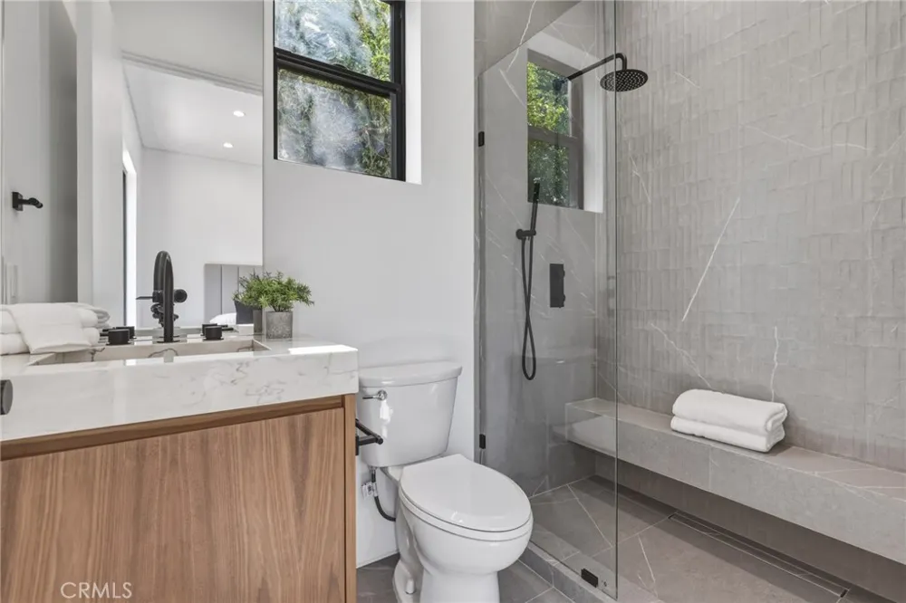 22816 Erwin Los Angeles, CA 91367