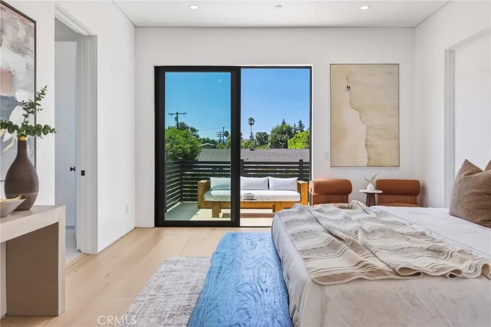 22816 Erwin Los Angeles, CA 91367