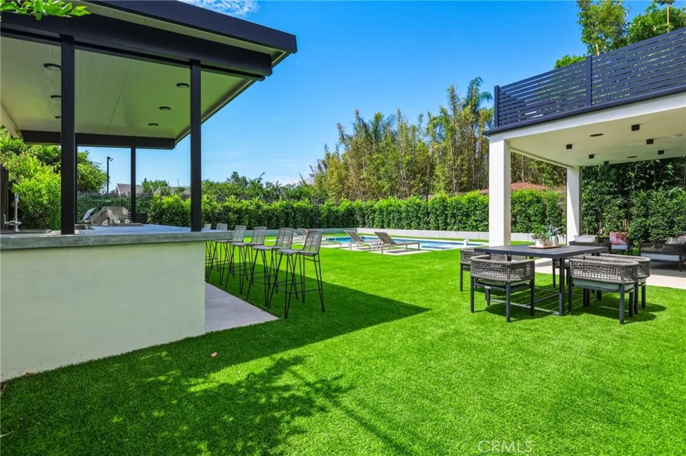 22816 Erwin Los Angeles, CA 91367