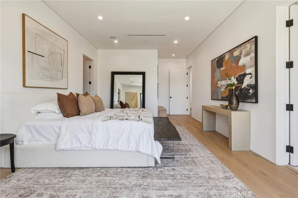 22816 Erwin Los Angeles, CA 91367
