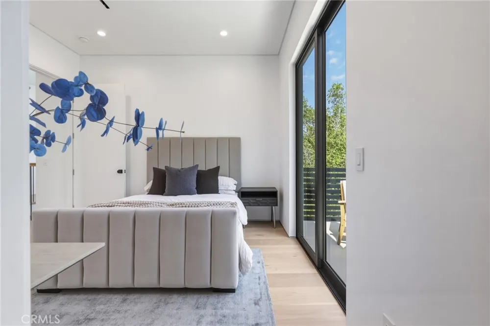 22816 Erwin Los Angeles, CA 91367