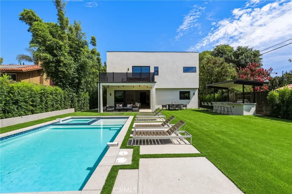 22816 Erwin Los Angeles, CA 91367