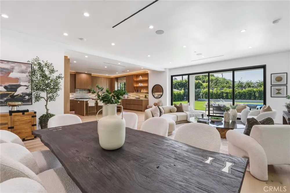 22816 Erwin Los Angeles, CA 91367