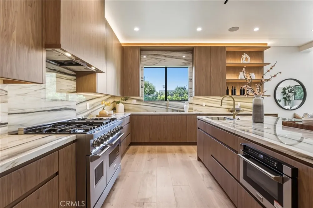 22816 Erwin Los Angeles, CA 91367