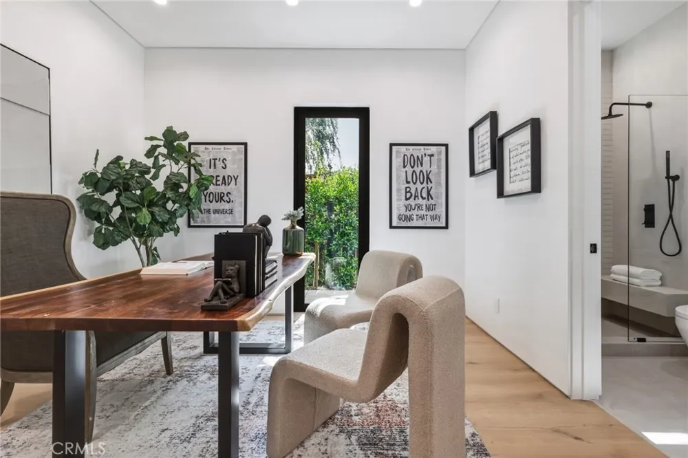22816 Erwin Los Angeles, CA 91367