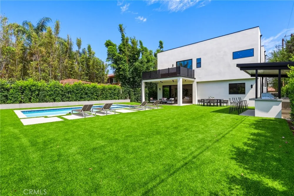22816 Erwin Los Angeles, CA 91367