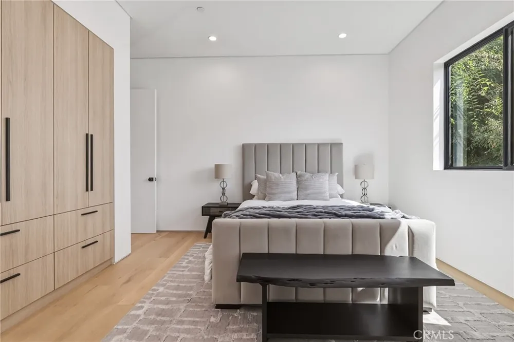 22816 Erwin Los Angeles, CA 91367